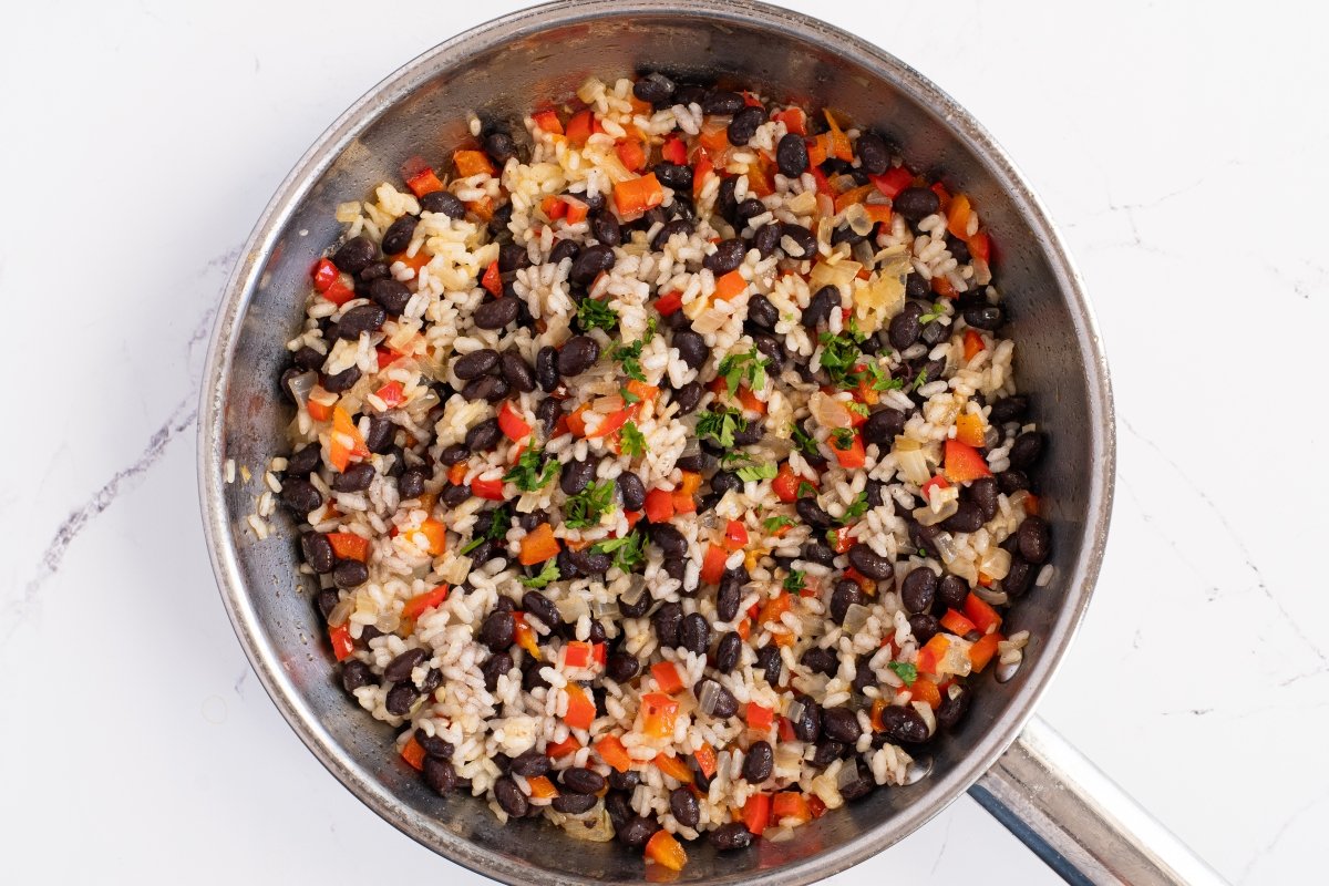 Añadimos el cilantro del gallo pinto