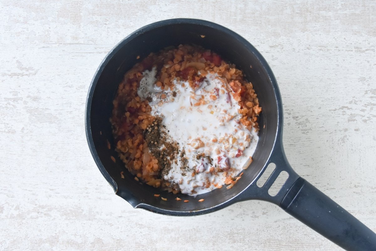 Añadimos el garam masala y la leche de coco