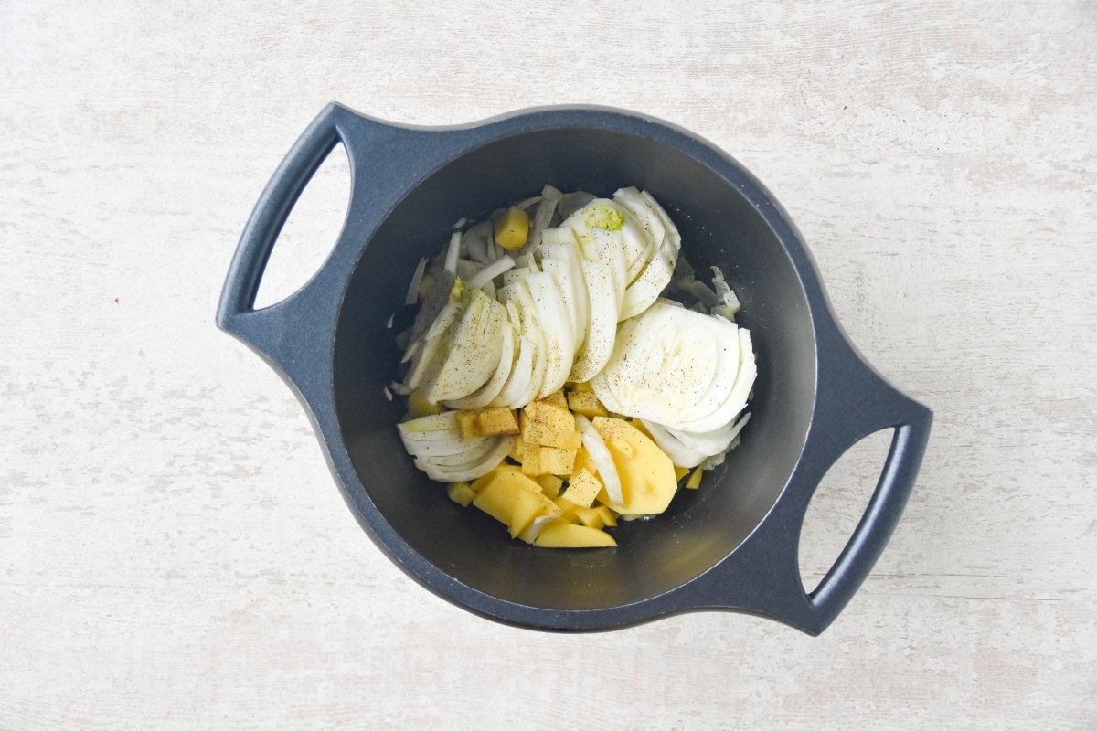 Añadimos el hinojo, la patata y condimentamos