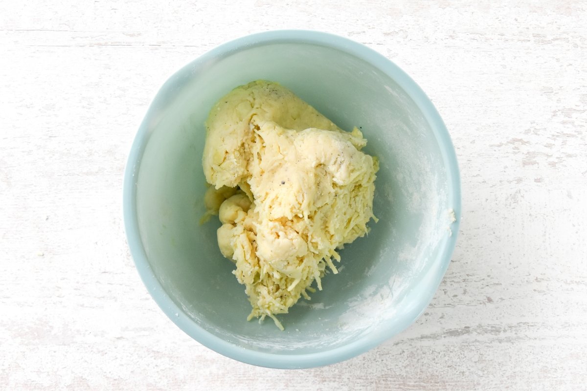 Añadimos el huevo a la mezcla de patatas
