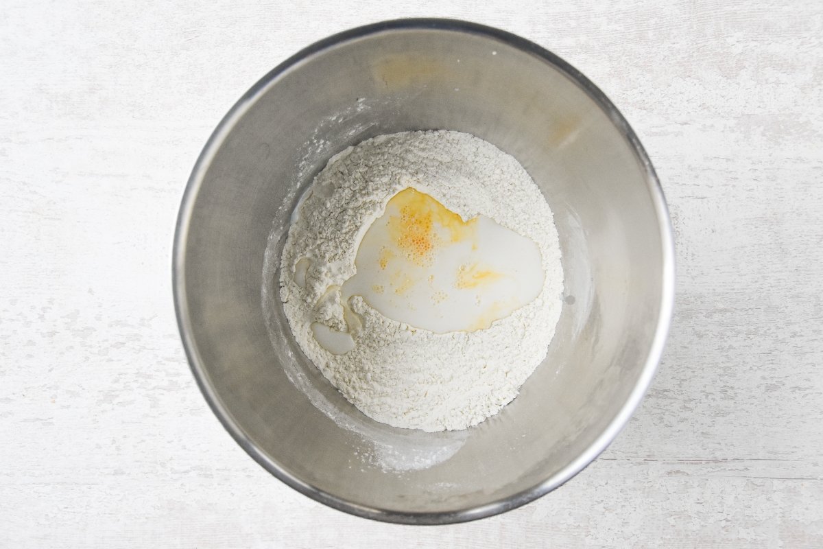 Añadimos el huevo, la leche y el agua