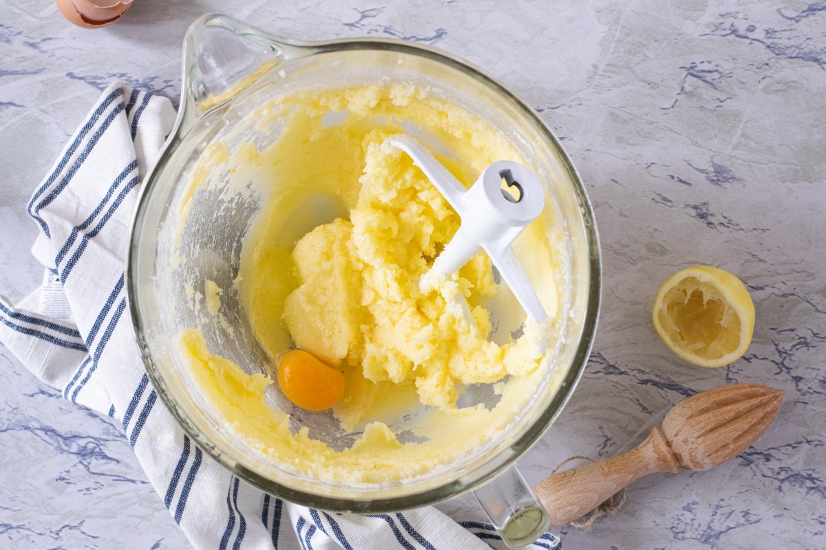 Add the egg and the juice to the lemon cookie dough