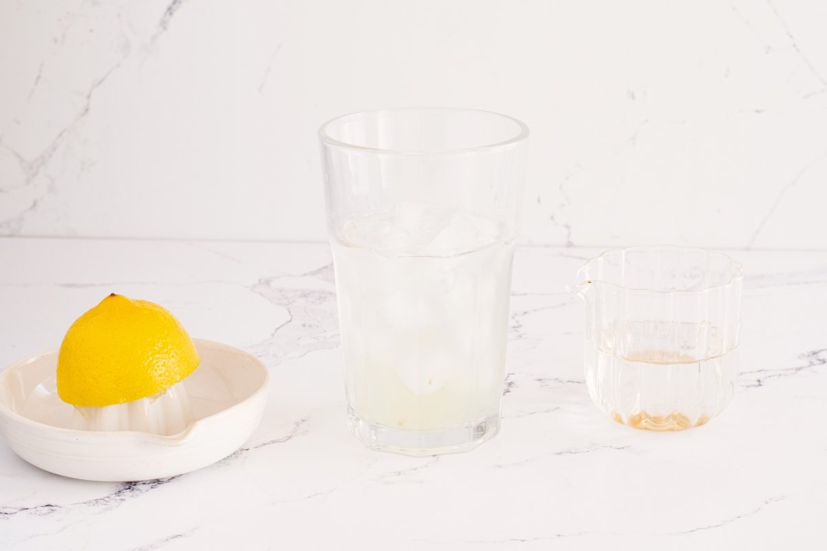 Añadimos el limón al vaso