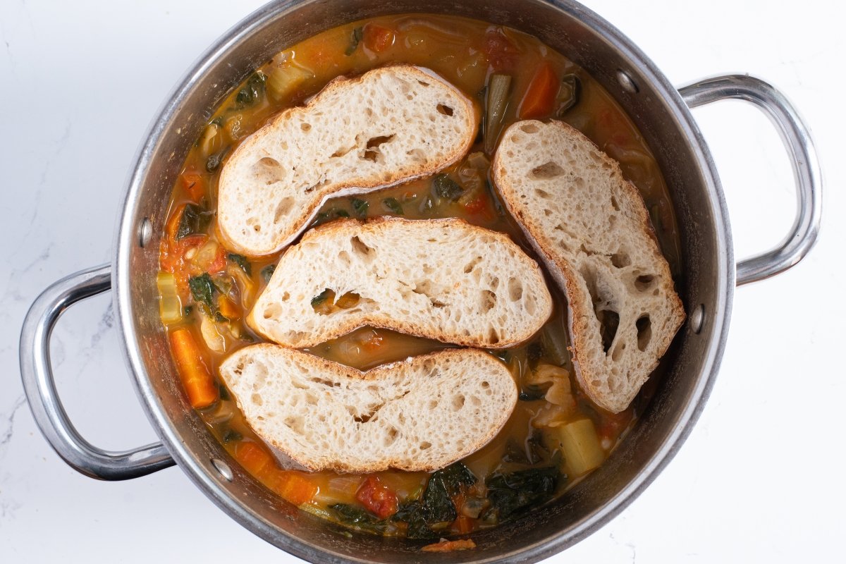 Añadimos el pan de la ribollita