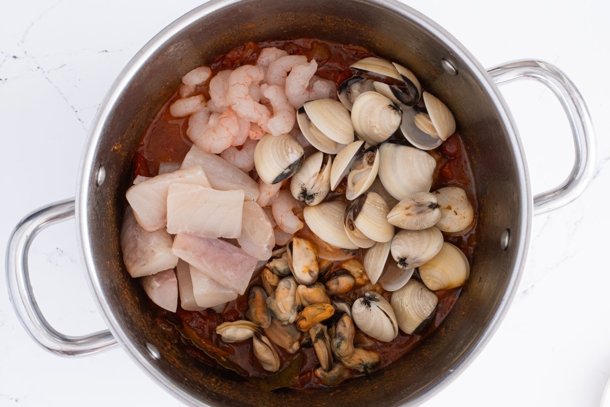 Añadimos el pescado del cioppino