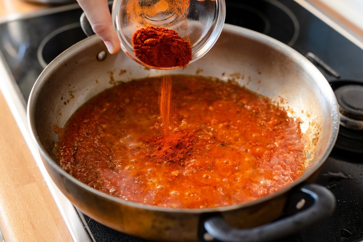 Añadimos el pimentón al aceite aromatizado