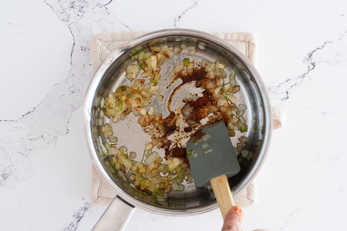 Añadimos el pimentón de la sopa de col