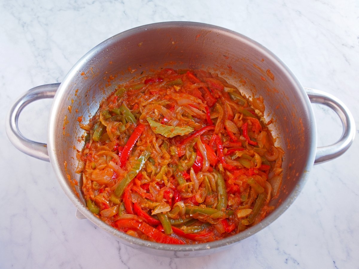 Añadimos el pimentón dulce y el tomate rallado y mezclamos