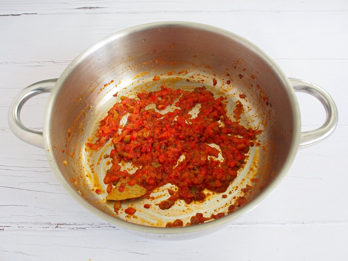 Añadimos el pimiento rojo y verde y cocinamos 6 minutos. Añadimos el pimentón dulce, el tomate tritu