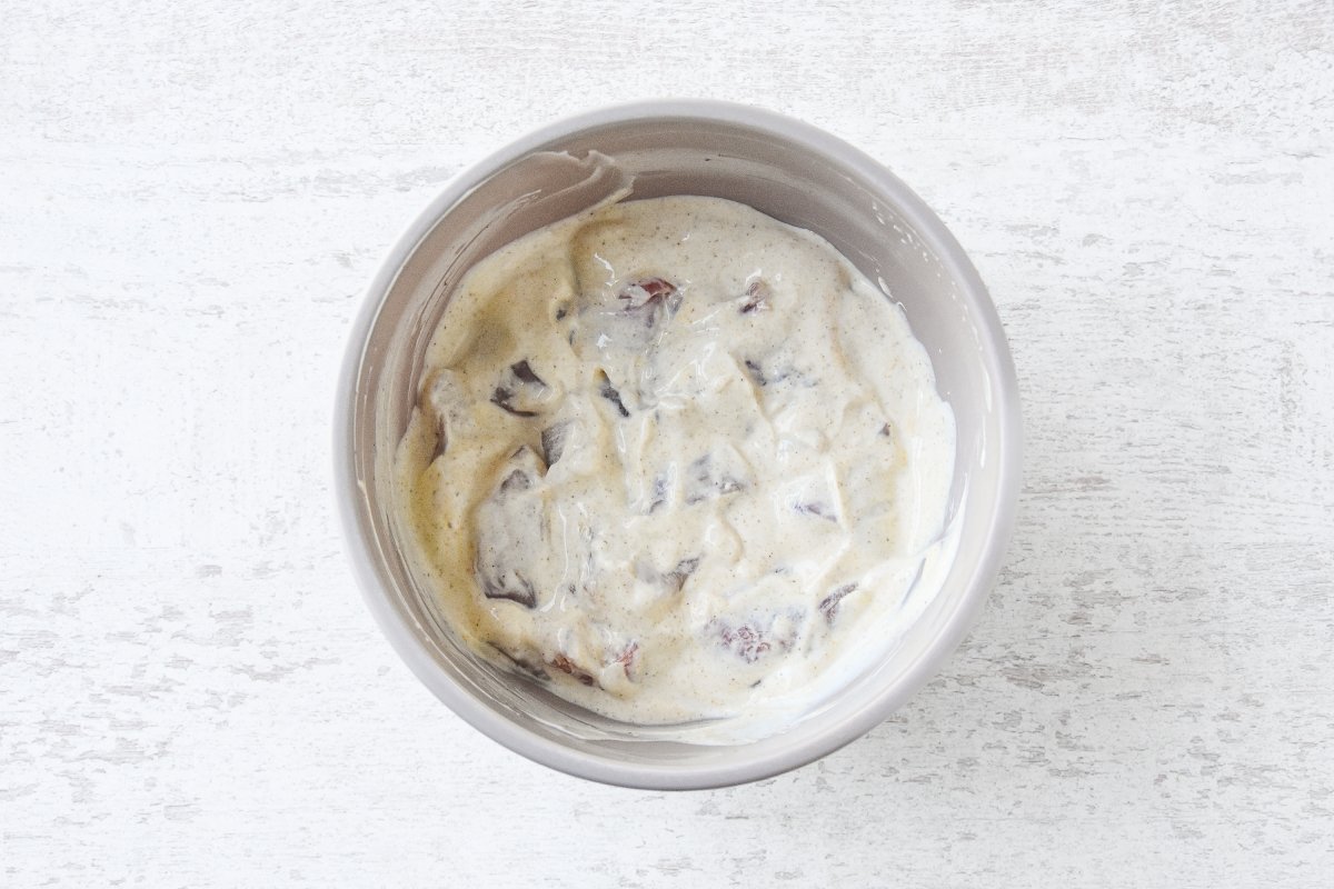 Añadimos el pollo a la mezcla de yogur