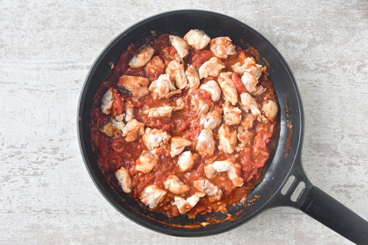 Añadimos el pollo frito a la salsa