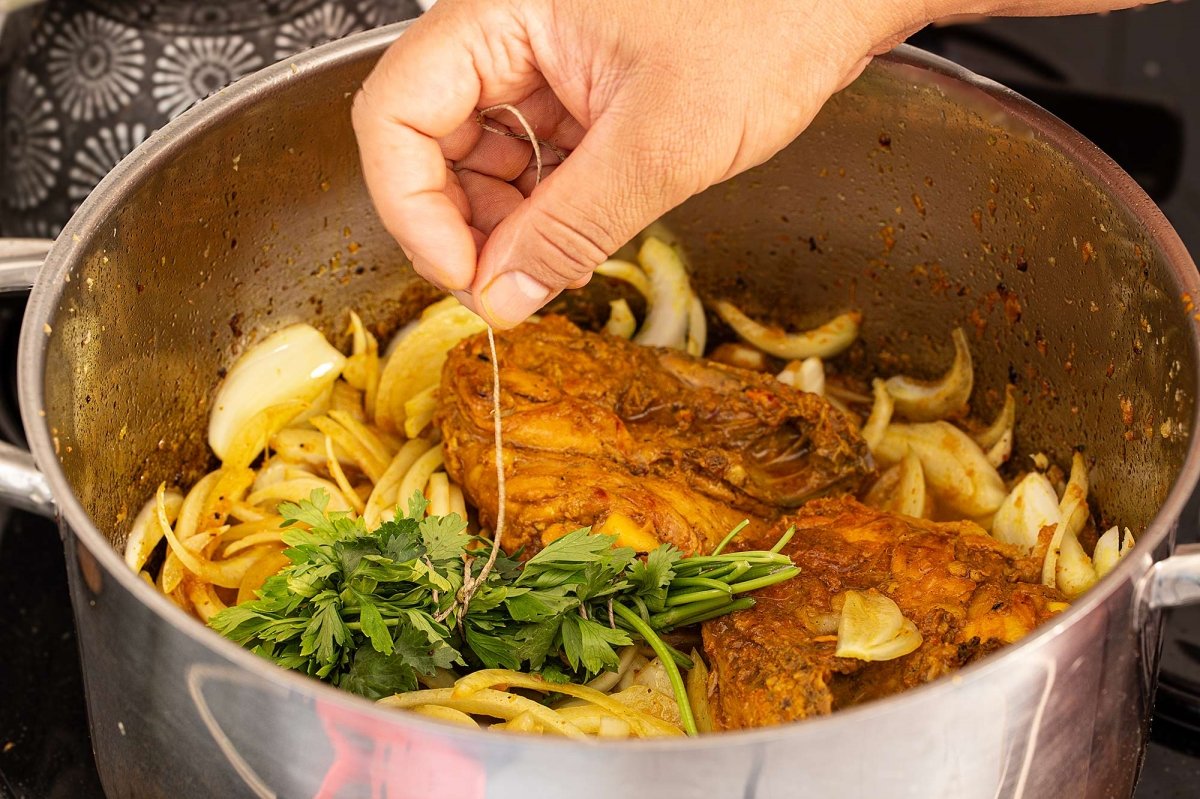 Añadimos el pollo, la cebolla y las hierbas aromáticas