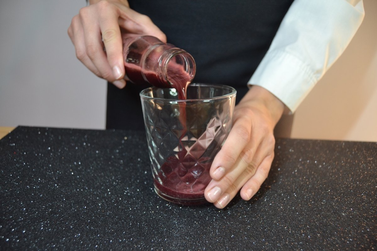 Add the blackberry preparation, lemon and sugar to the glass