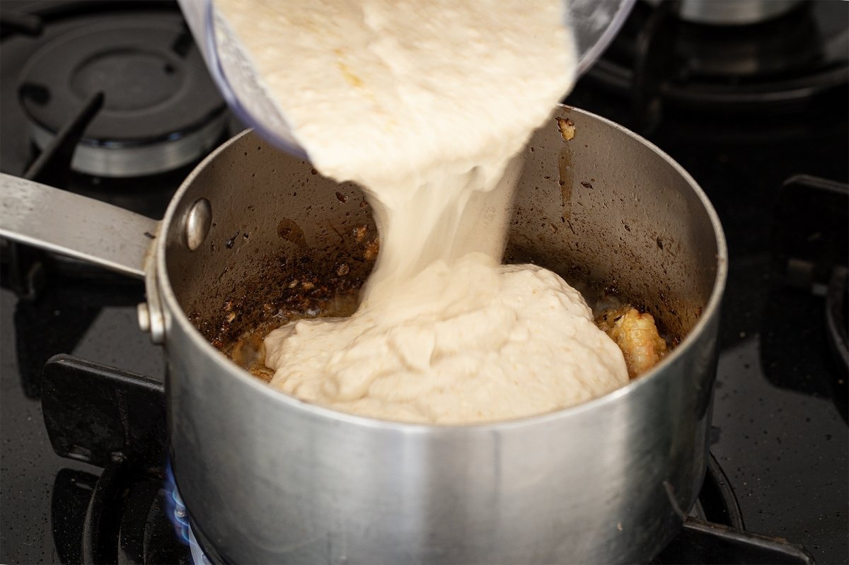 Añadimos el puré de pan y frutos secos a las gambas