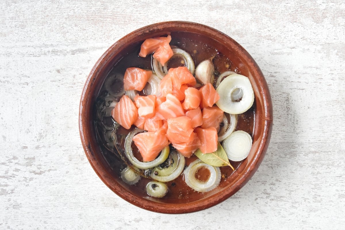 Añadimos el salmón a la cazuela del escabeche