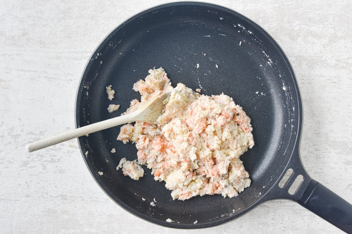 Añadimos el salmón pochado