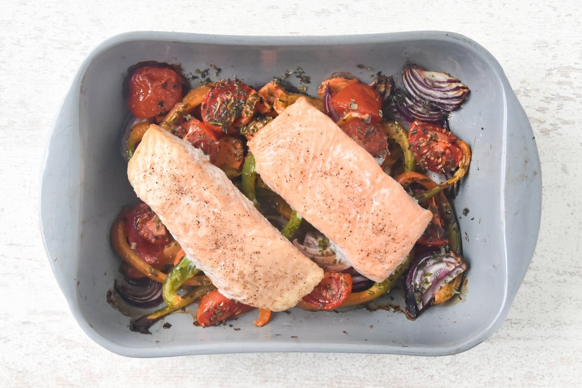Añadimos el salmón sobre las verduras