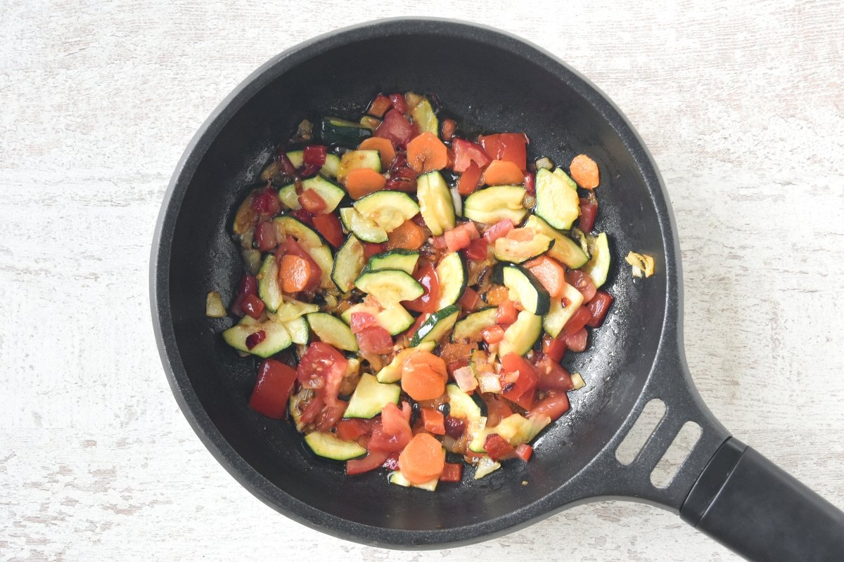 Añadimos el tomate a las verduras