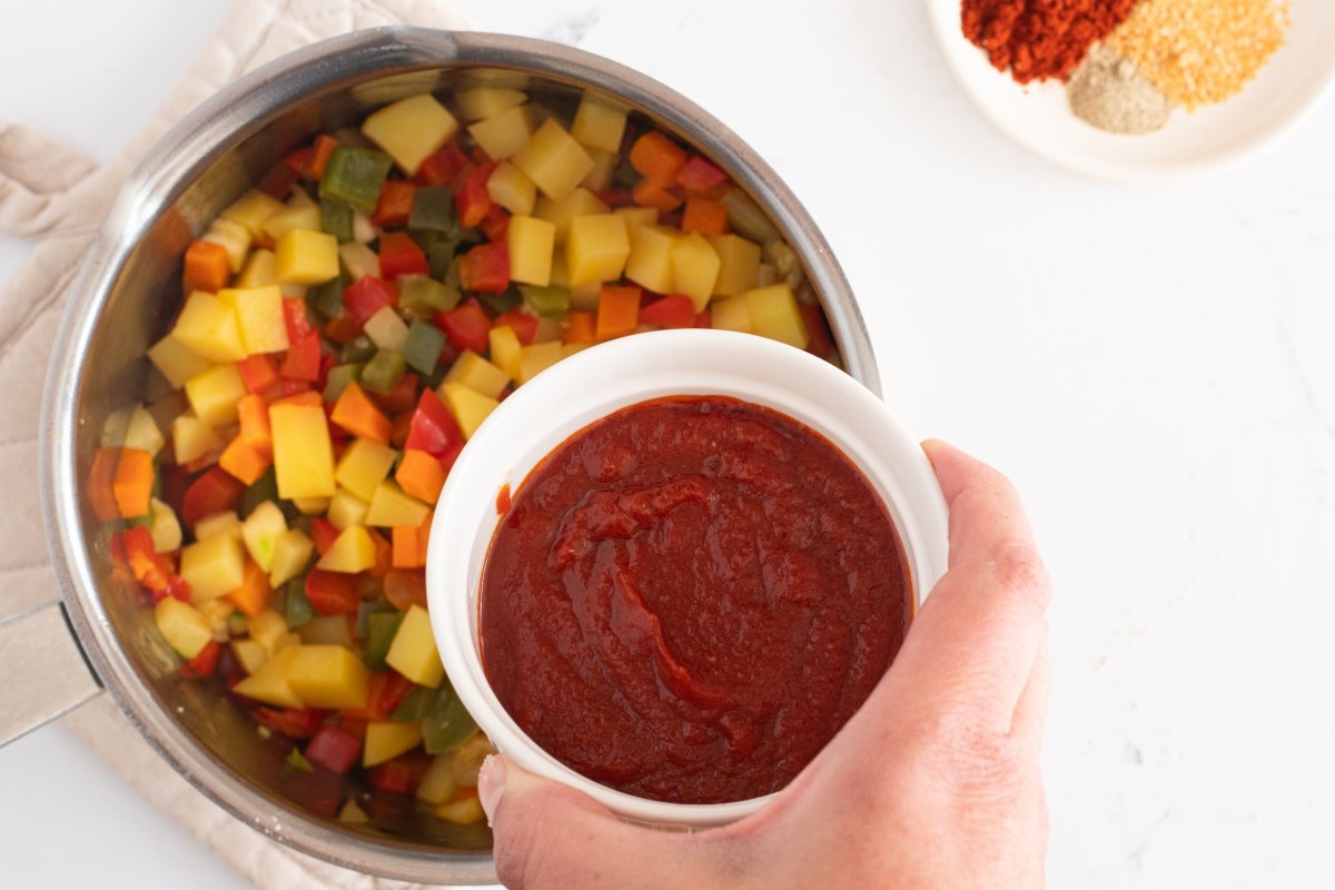 Añadimos el tomate de las lentejas rojas con verduras