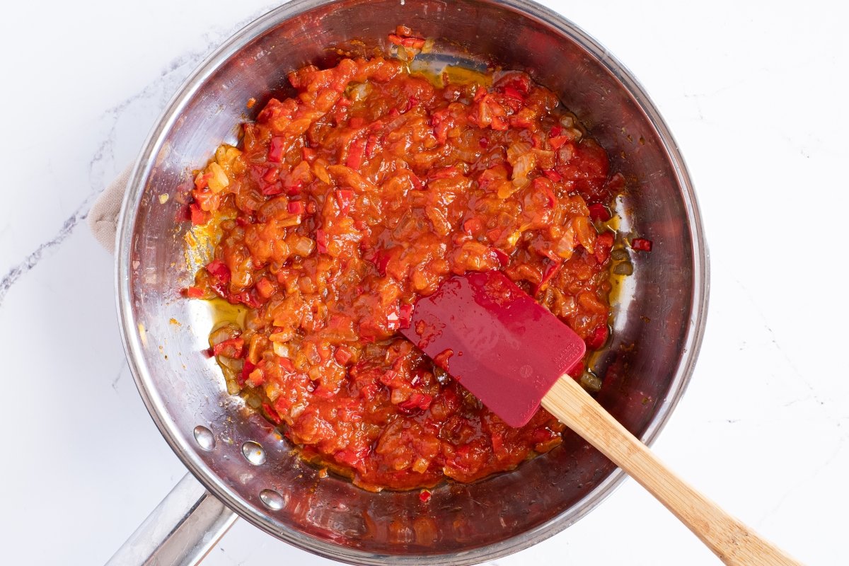 Añadimos el tomate del pastel azteca