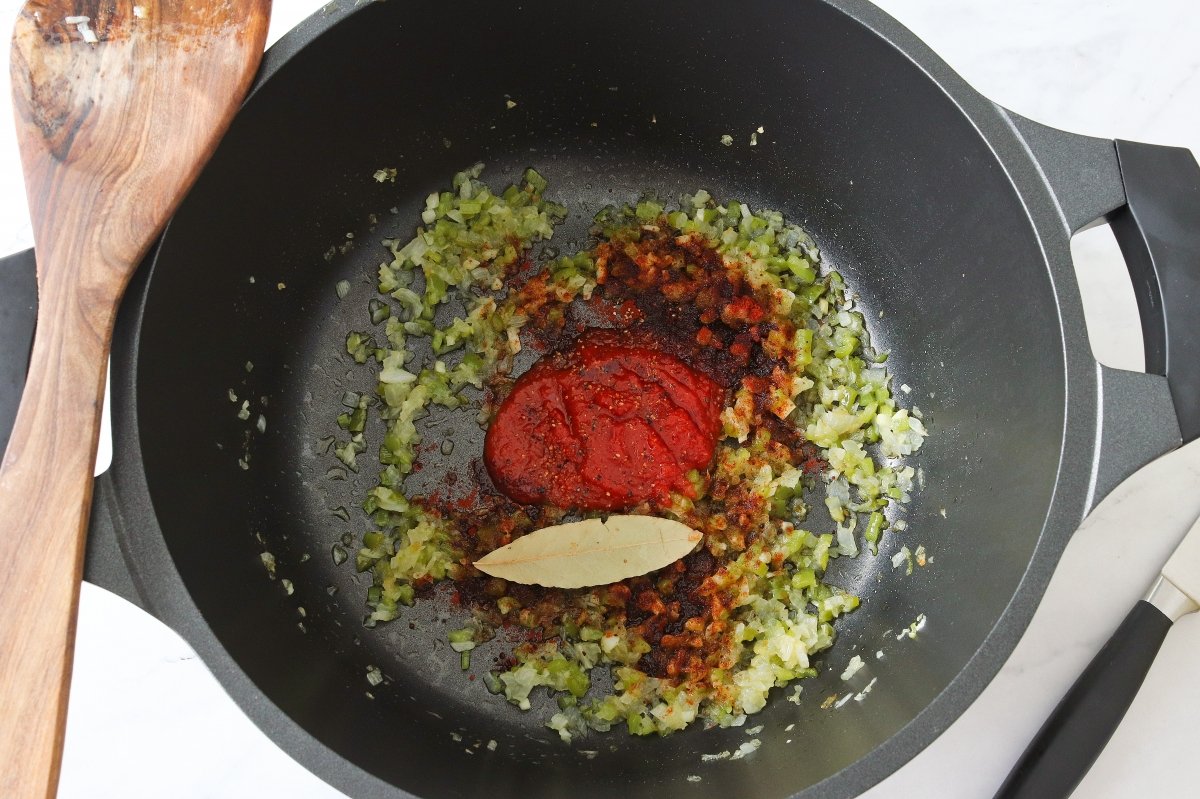 Añadimos el tomate triturado al guiso