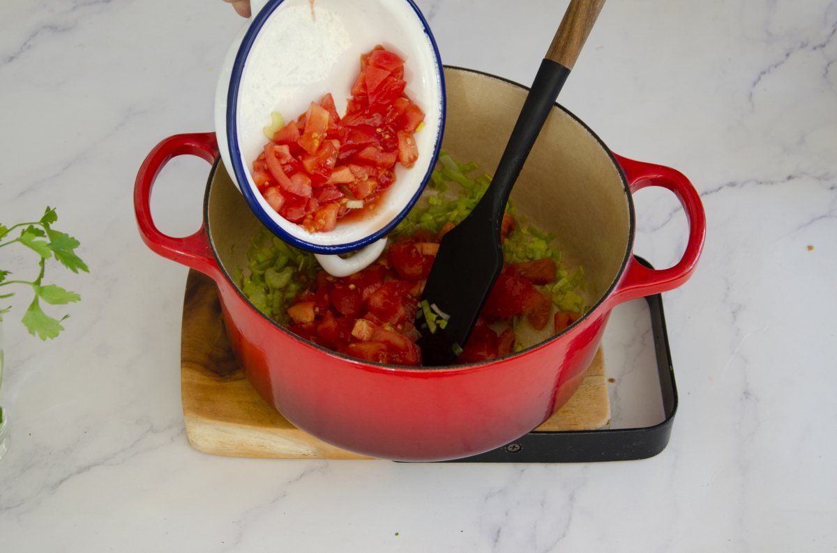 Añadimos el tomate troceado y pelado a la salsa