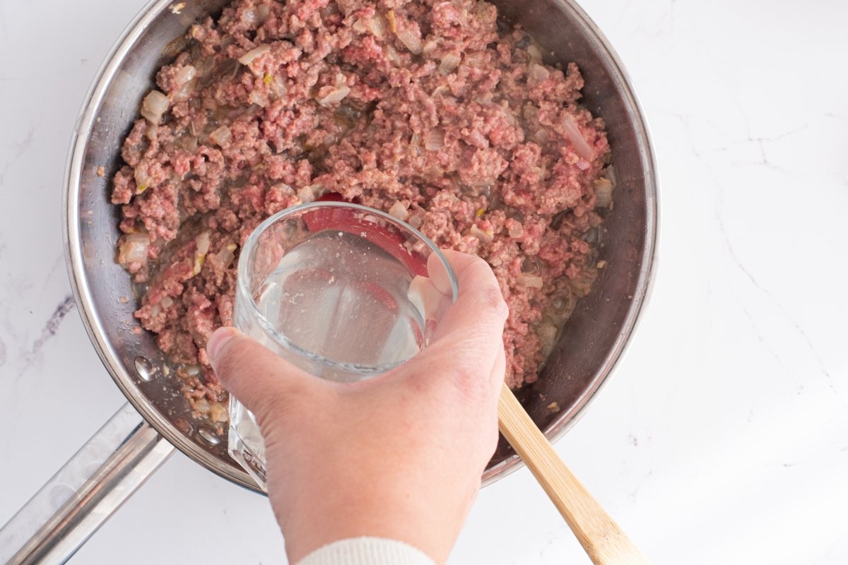 Añadimos el vino de los canelones rossini