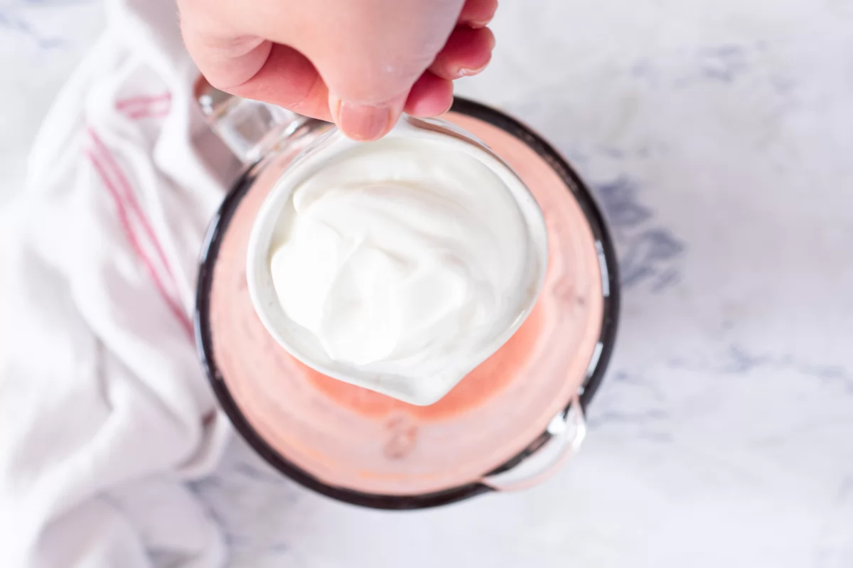 Batido de sandía 4 Añadimos el yogur al batido de sandía