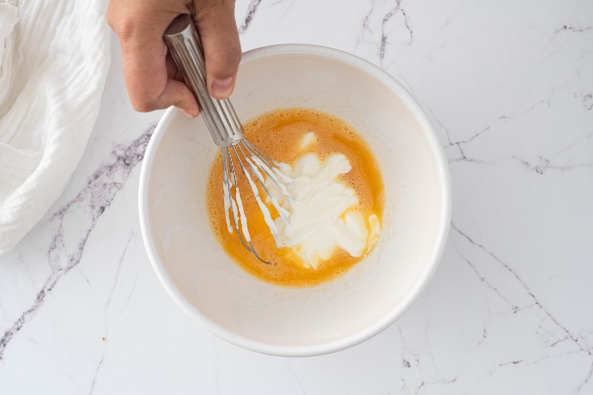 Añadimos el yogur de los buñuelos de manzana