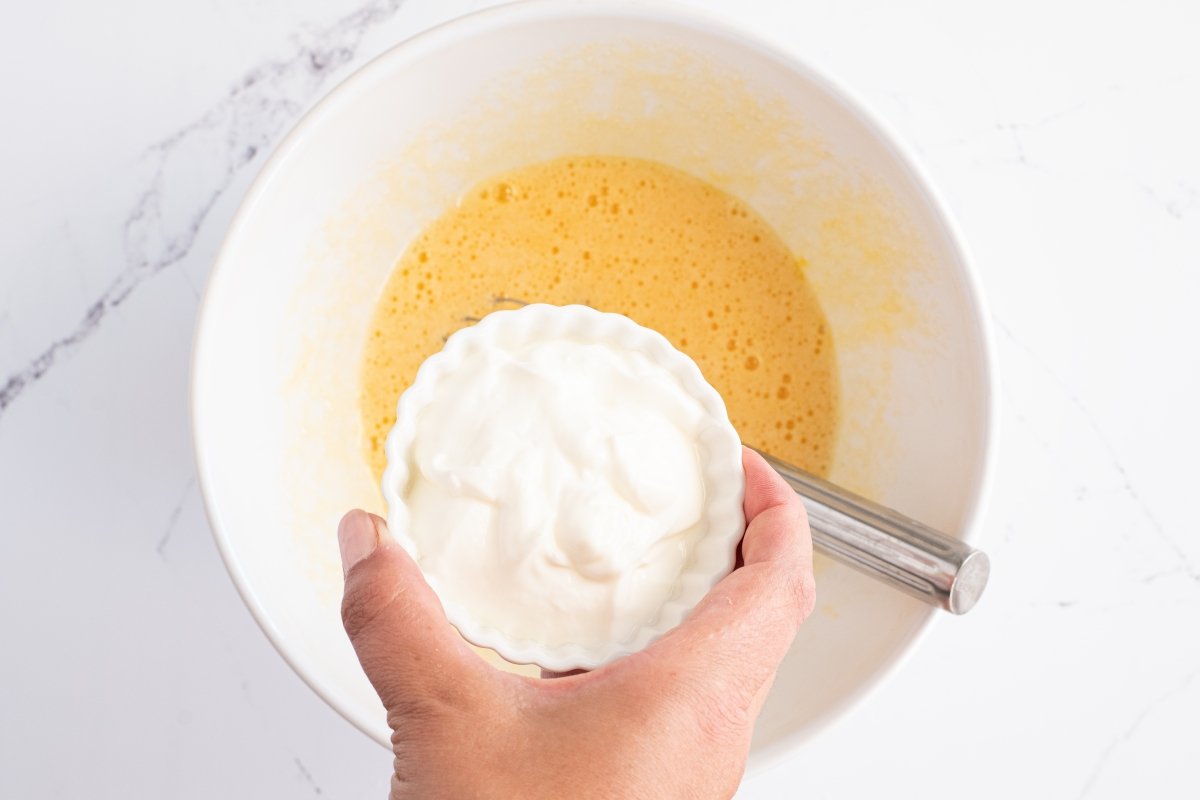 Añadimos el yogur del bizcocho de gofio