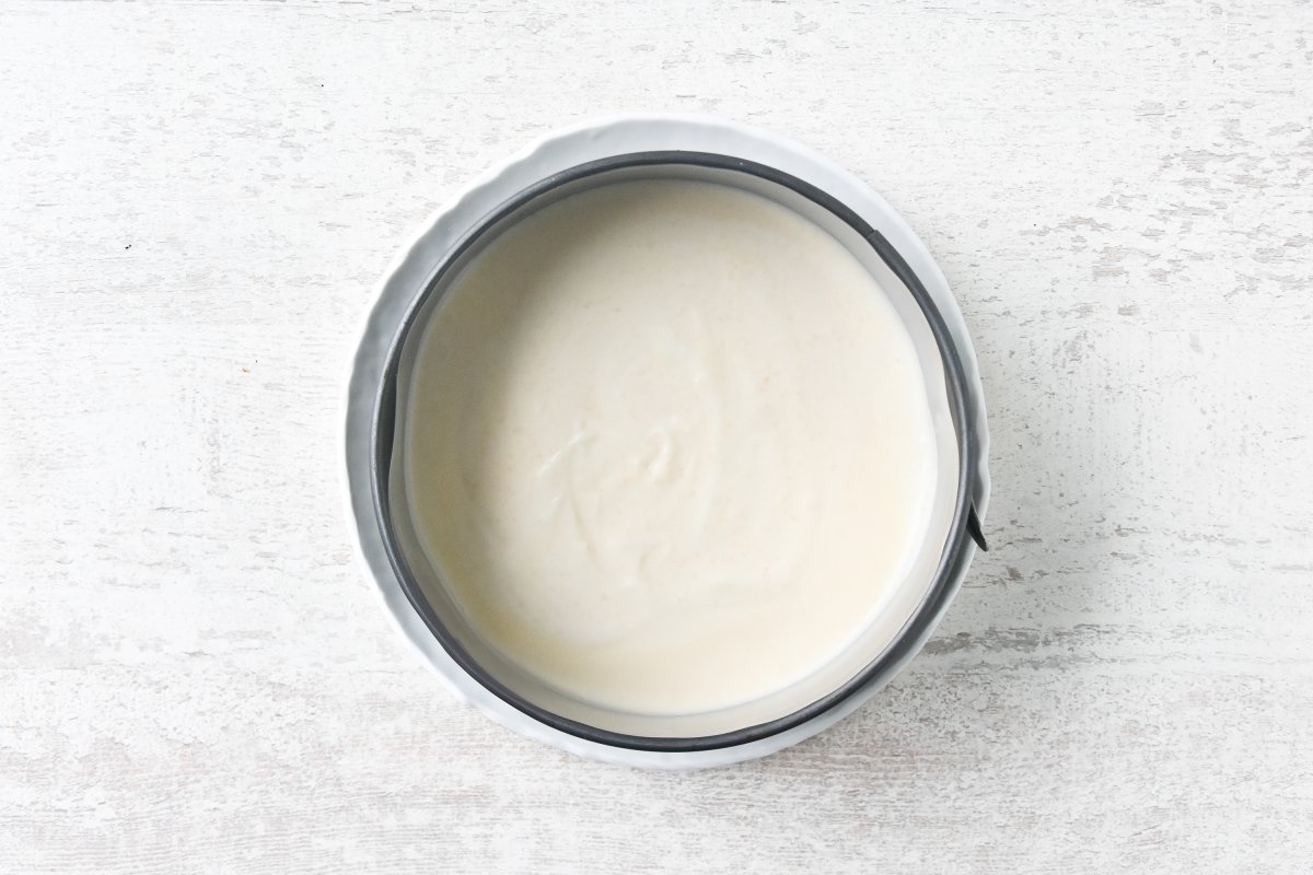 Añadimos el yogur y el melón y vertemos en el molde