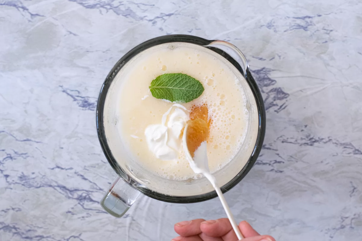 Batido de melón 4 Añadimos el yogur y la miel del batido de melón