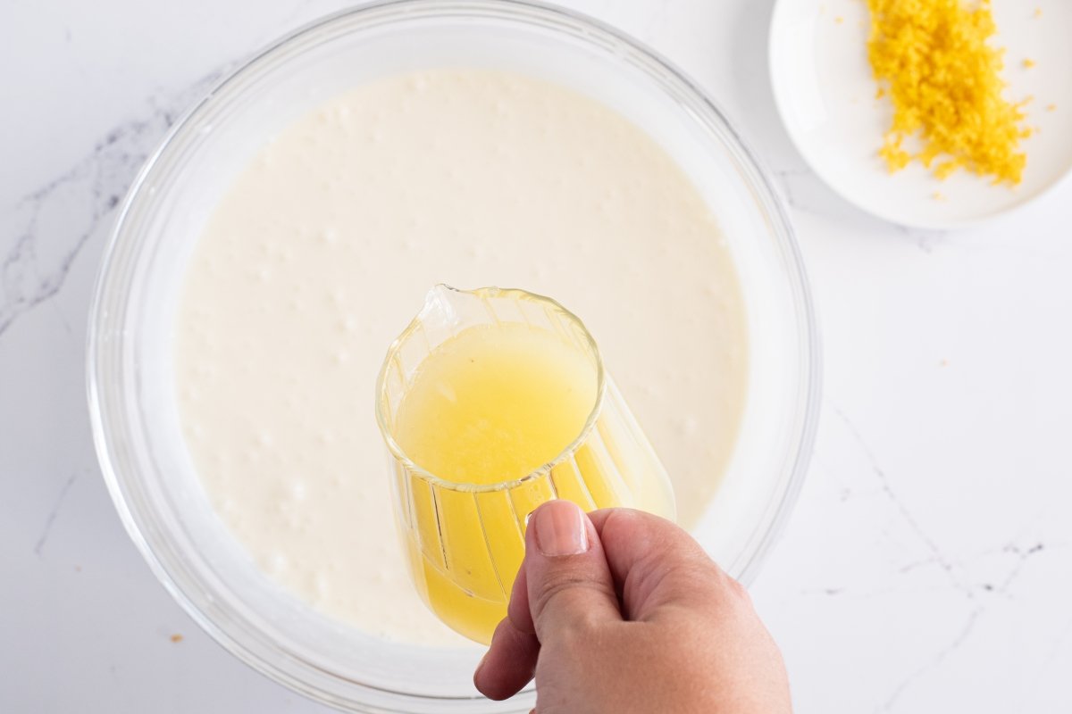 Añadimos el zumo y la ralladura de limón