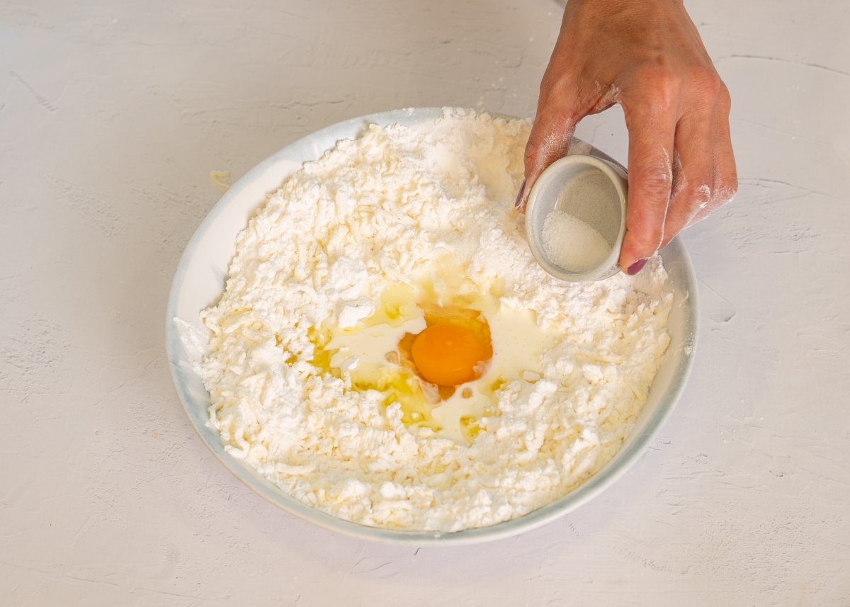 Añadimos infgredientes liquidos para hacer pan de yuca