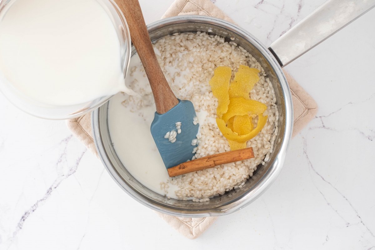 Añadimos la canela y el limón del arroz con leche asturiano