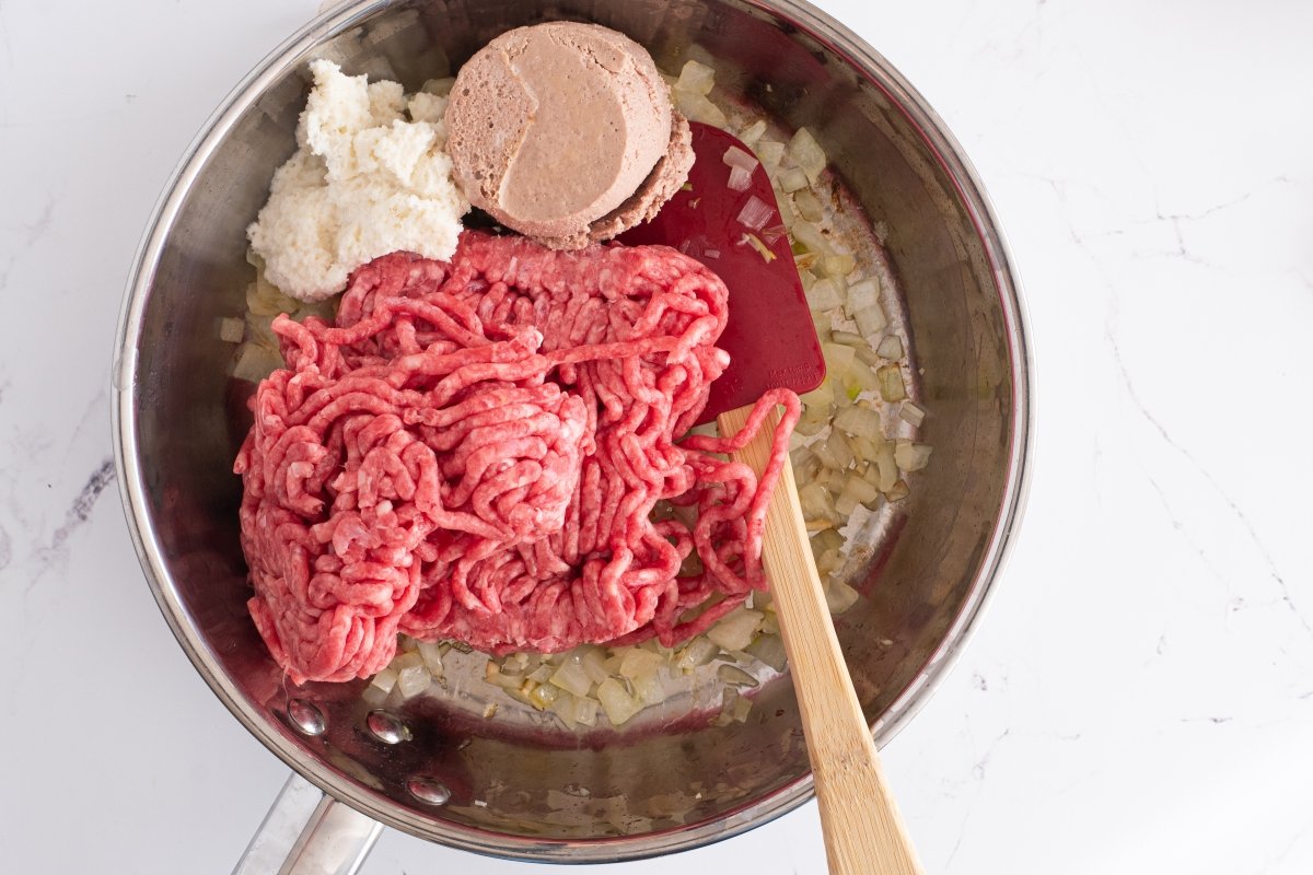 Añadimos la carne de los canelones rossini