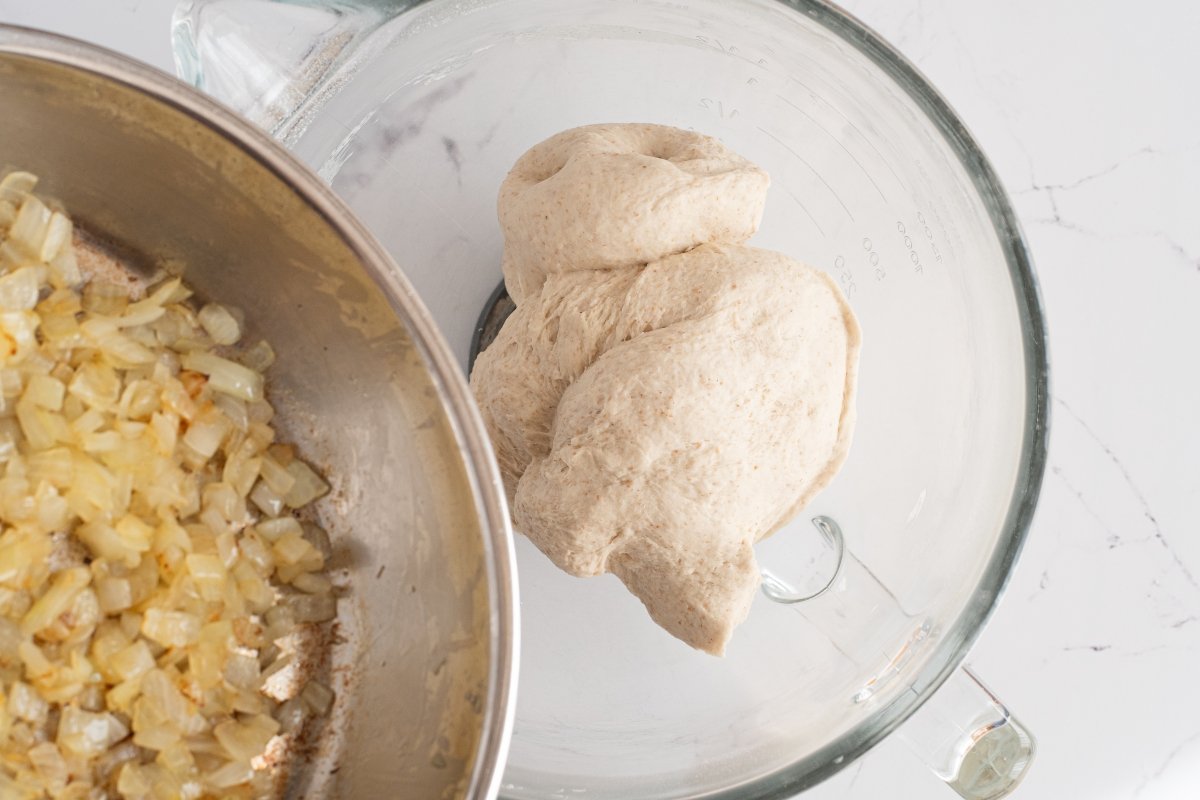 Añadimos la cebolla del pan de cebolla