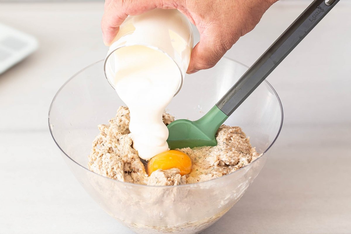 Añadimos la créme fraîche y el huevo a la farsa muselina