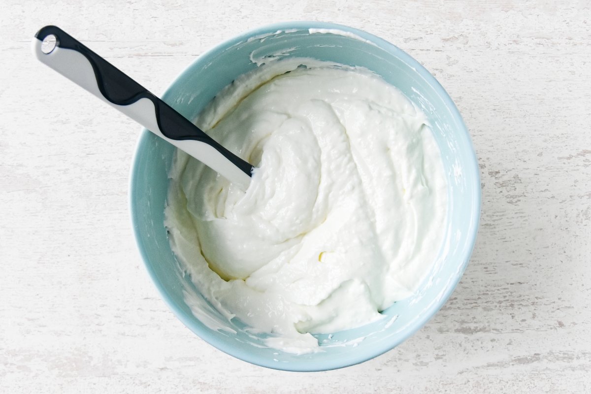 Añadimos la gelatina hidratada a la mezcla de la mousse de yogur