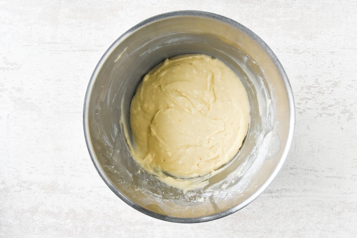 Añadimos la harina a la masa del bizcocho de mascarpone