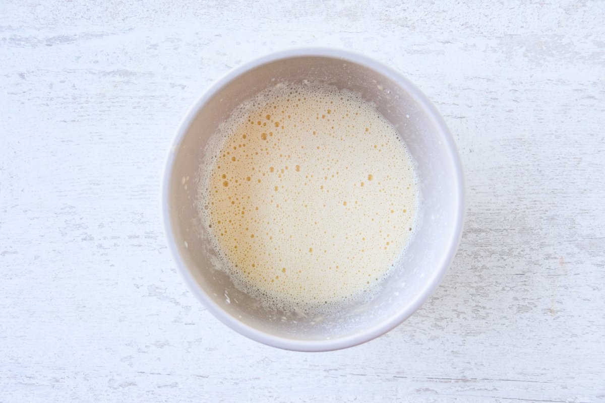 Añadimos la harina a la mezcla del kaiserschmarrn