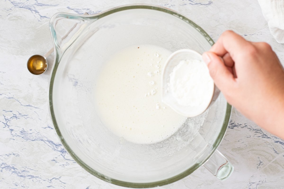 Añadimos la harina de maíz al merengue de la tarta Pavlova