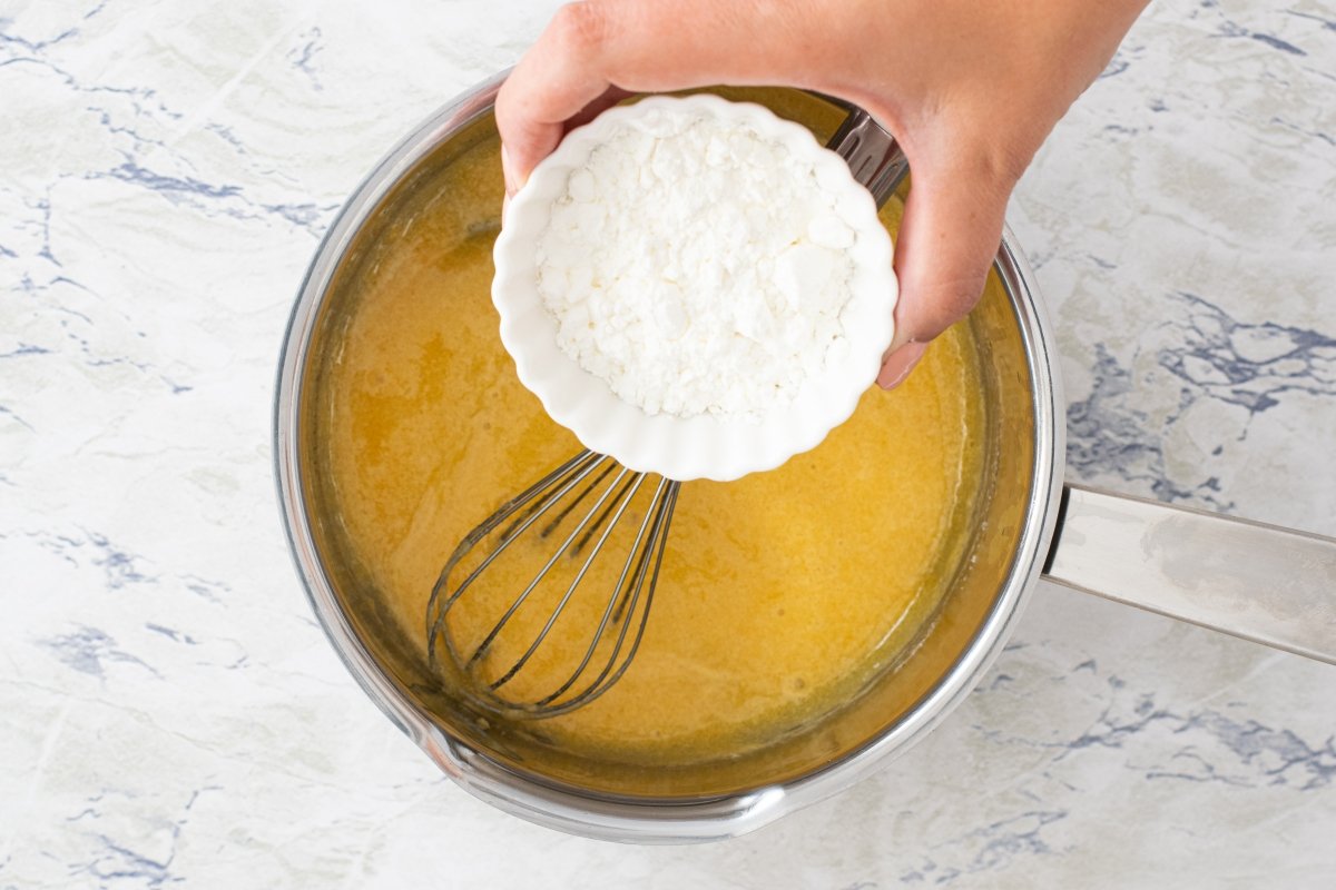 Add the corn flour from the Llavaneras coca cream