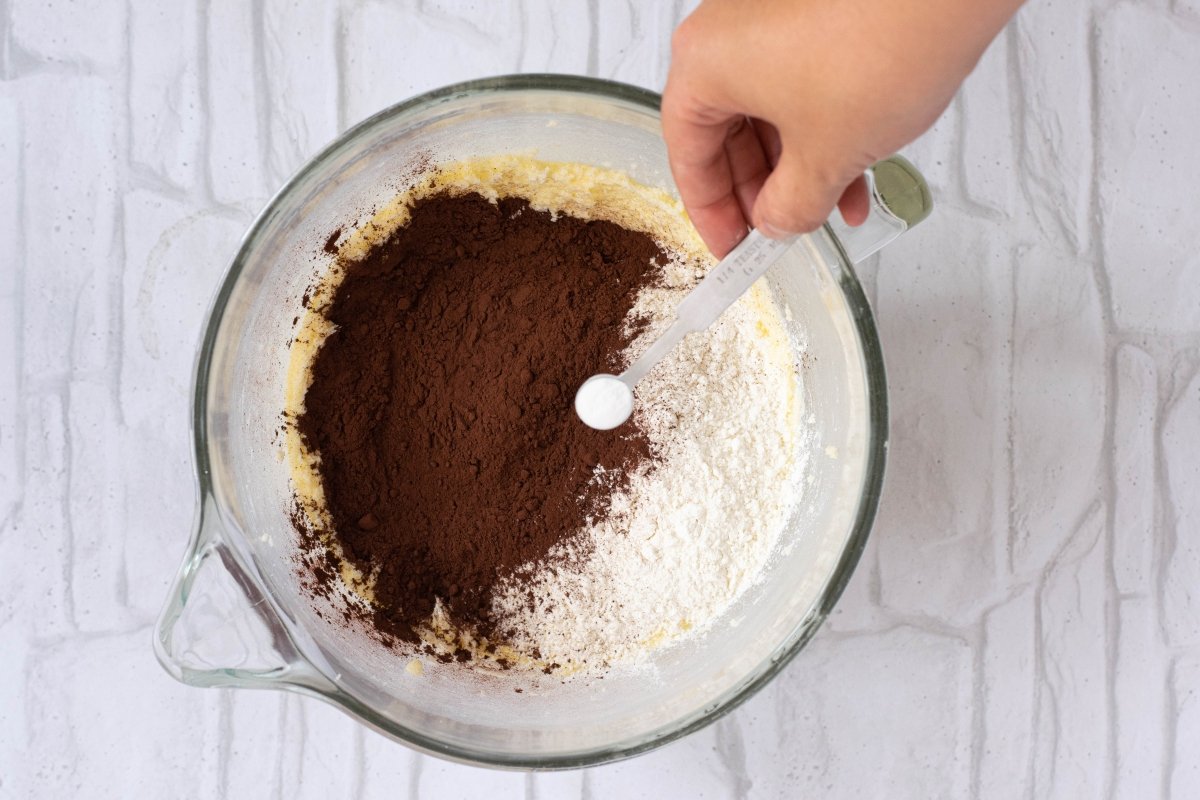 añadimos la harina el cacao y el bicarbonato de las galletas Oreo