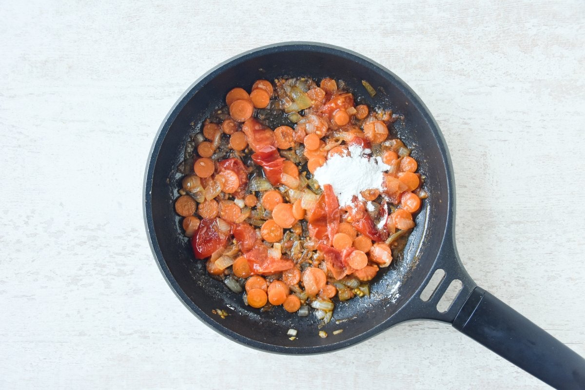 Añadimos la harina para espesar la salsa