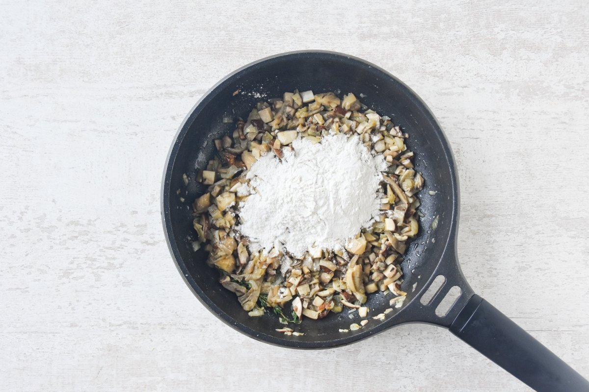 Añadimos la harina para hacer la masa de las croquetas de setas