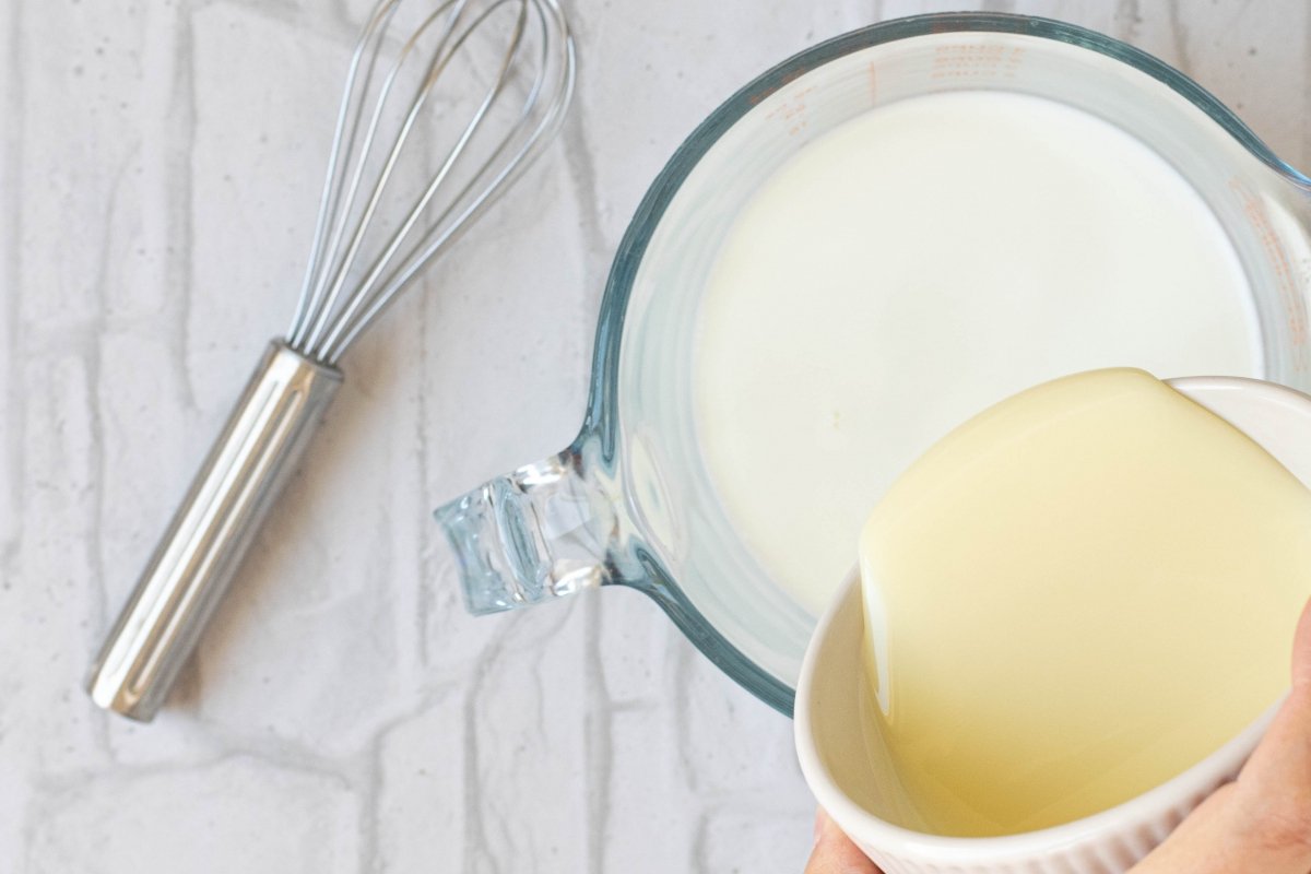 Añadimos la leche condensada a la mezcla de polos de leche condensada y limón