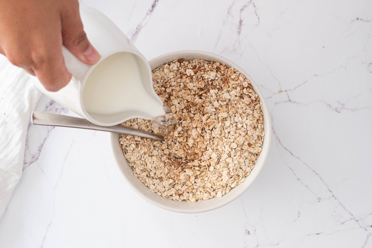 Añadimos la leche de la avena nocturna