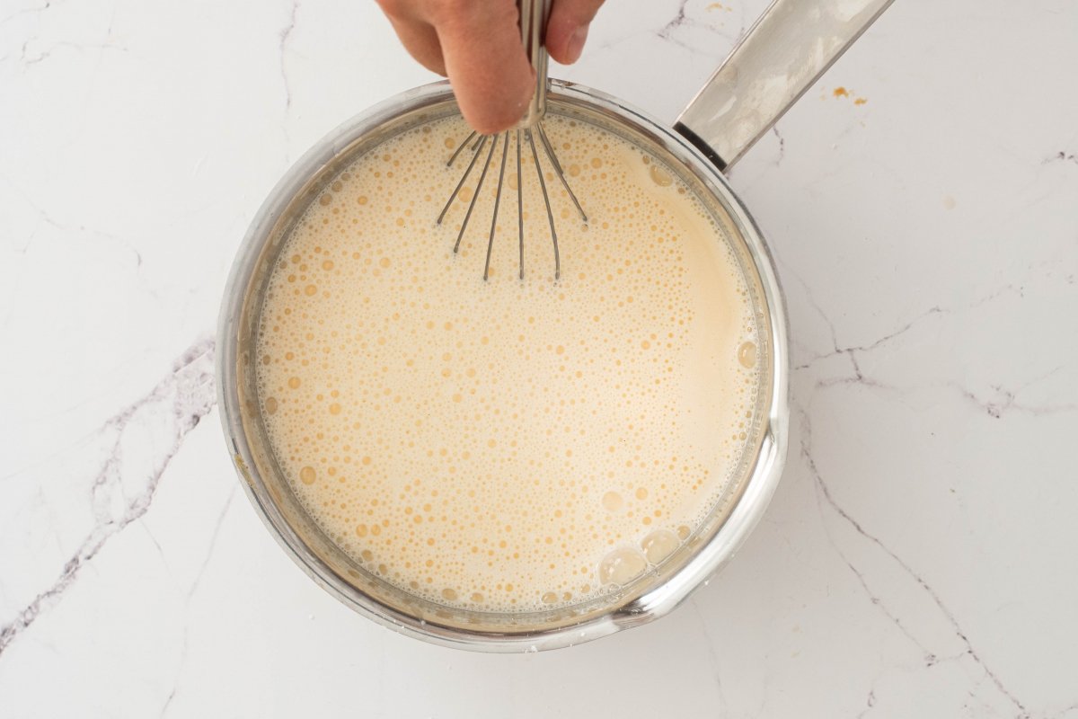 Añadimos la leche de la crema de la tarta Napoleón