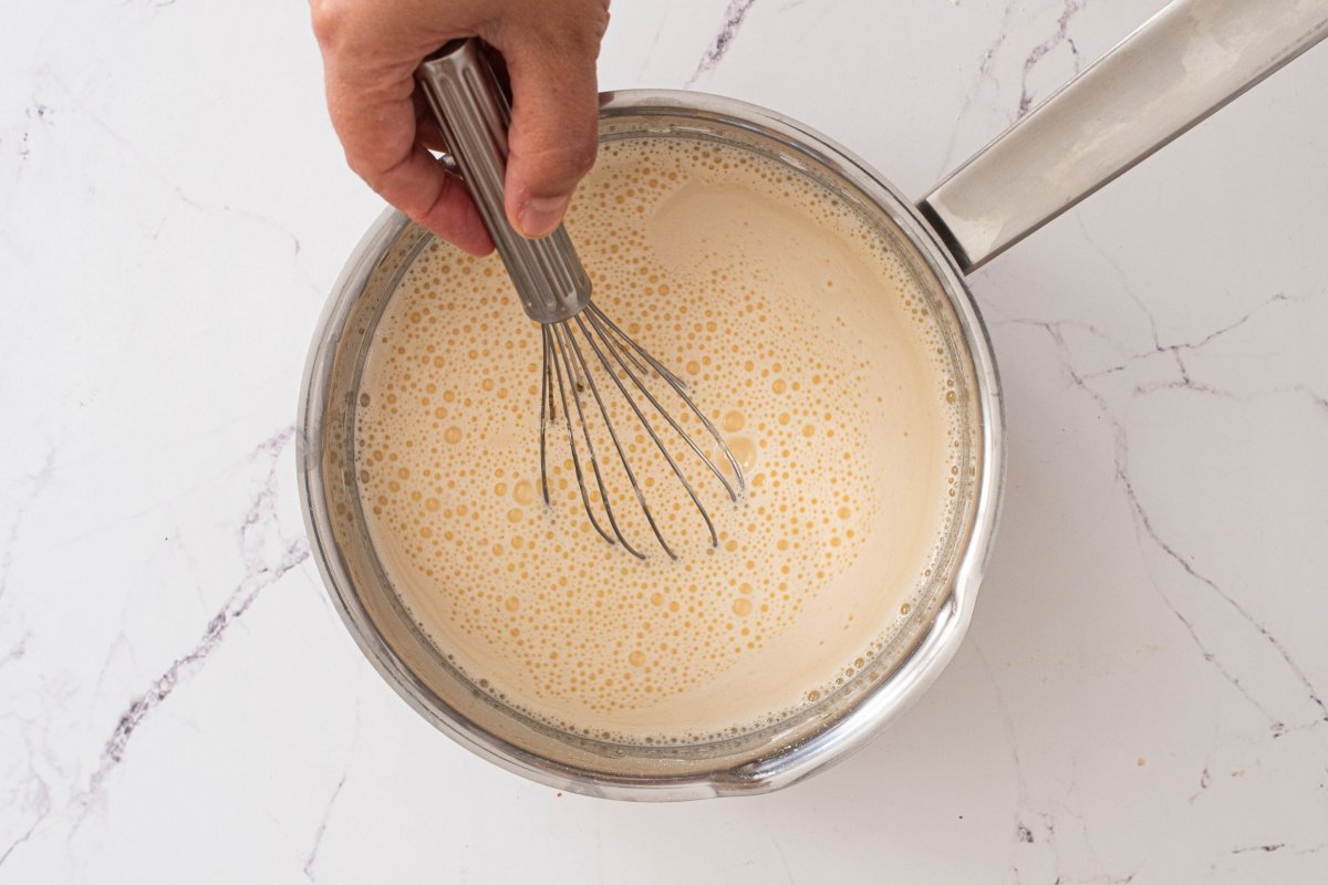 Añadimos la leche de la crema de las cañas de crema